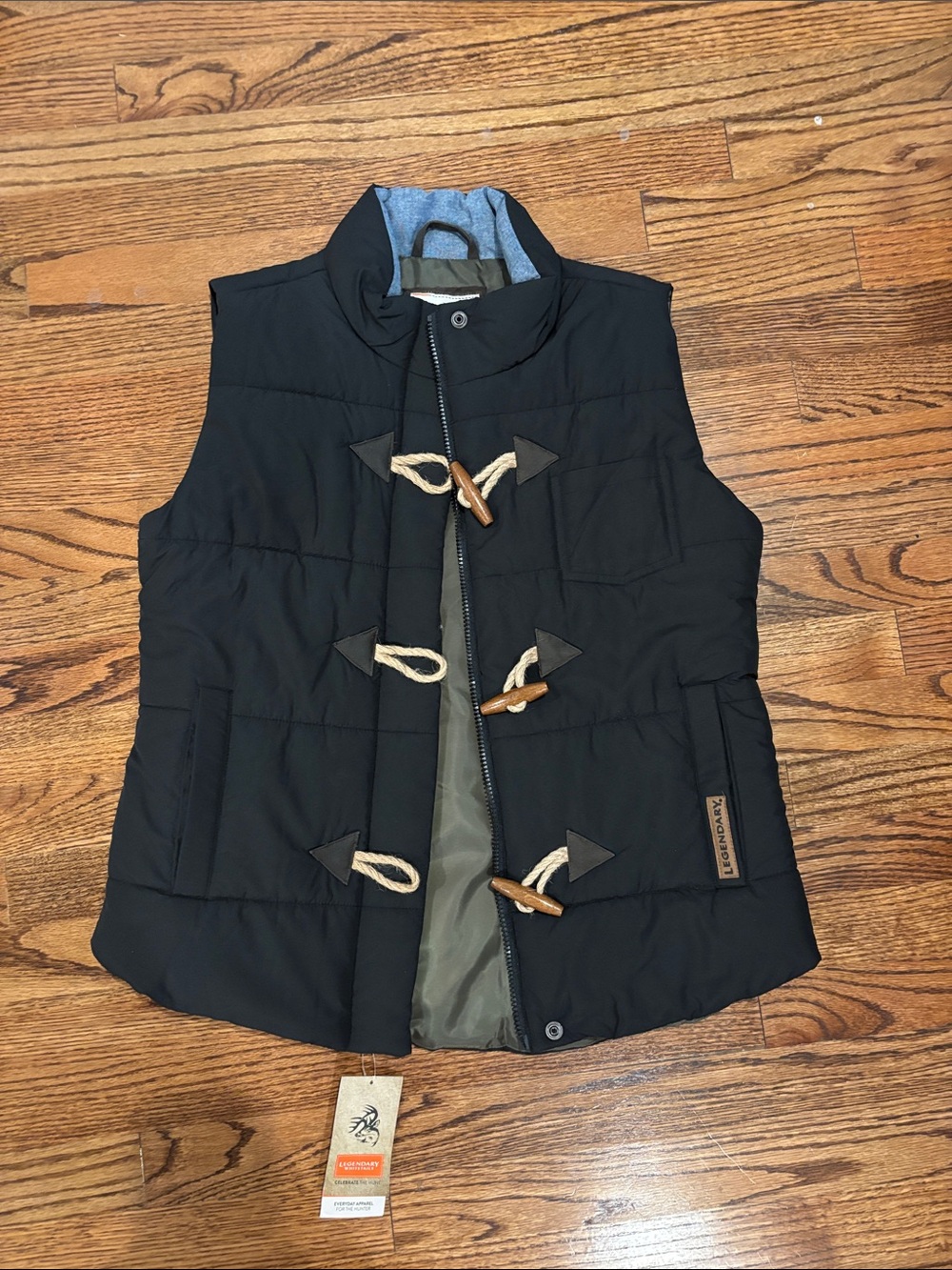 Legendary Whitetails NWT Sz M Black Puffer Chambray Collar Zip & Toggle Vest